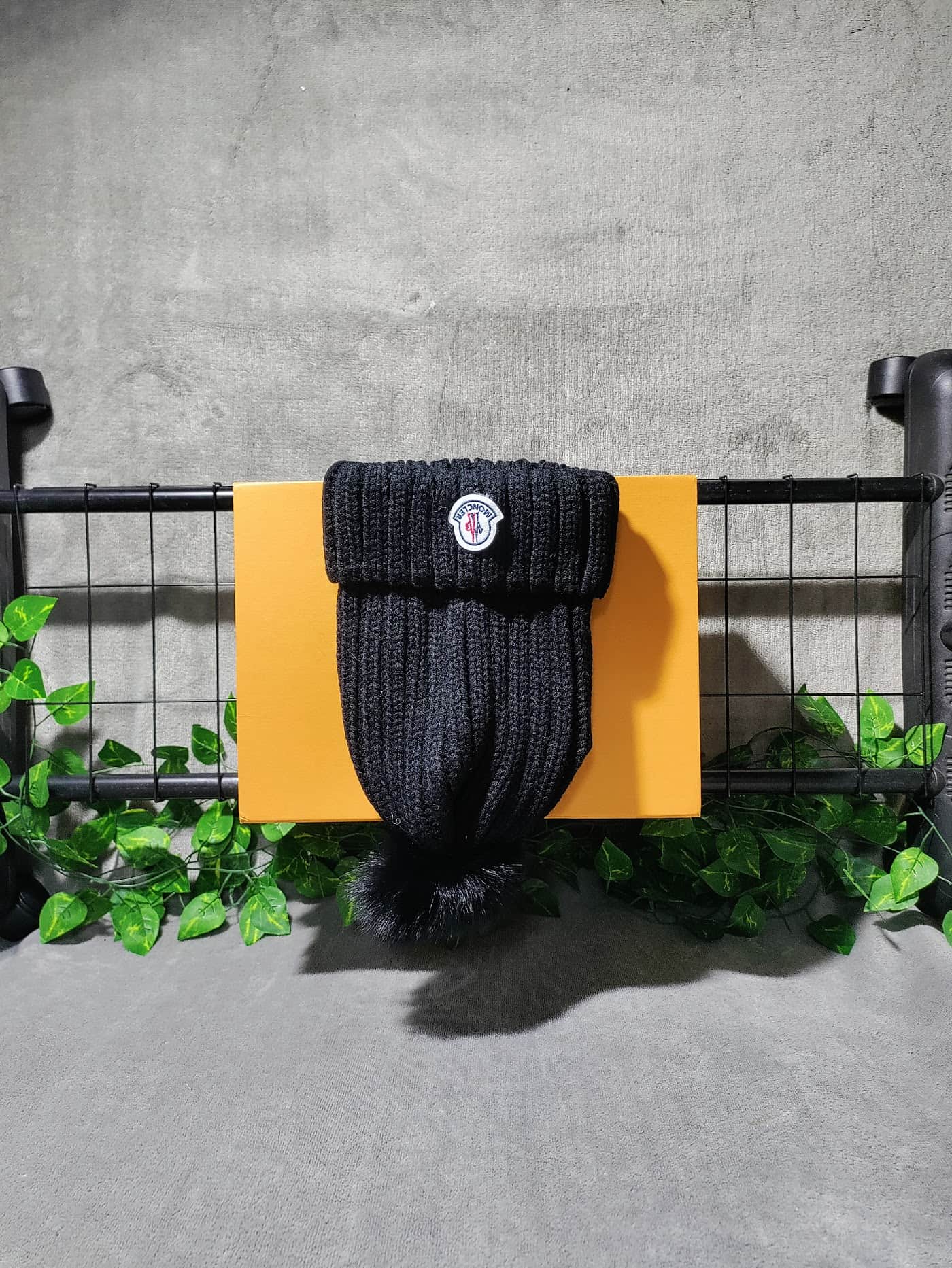Moncler negru cu ciucure
