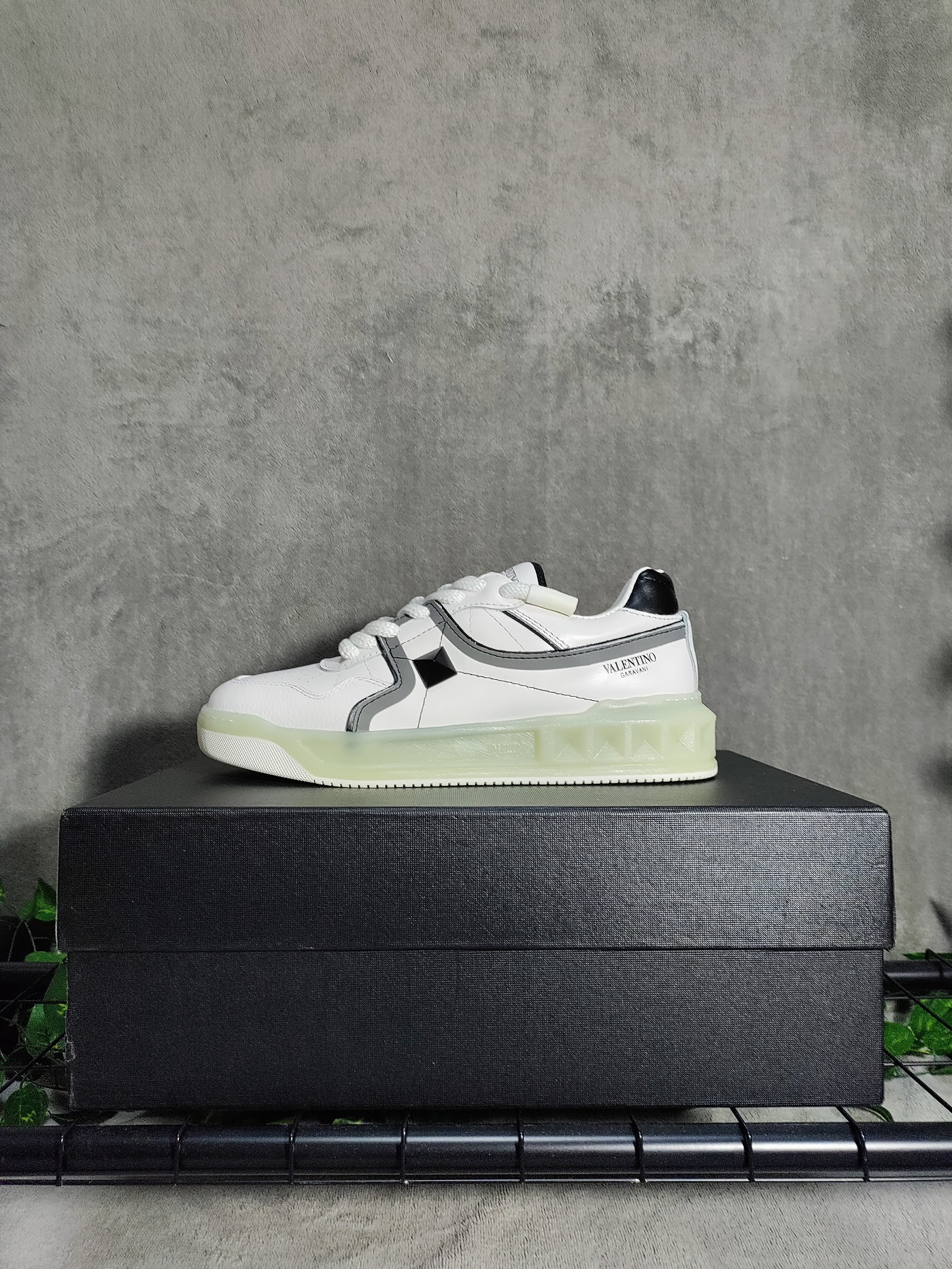 Valentino Garavanii alb-negru