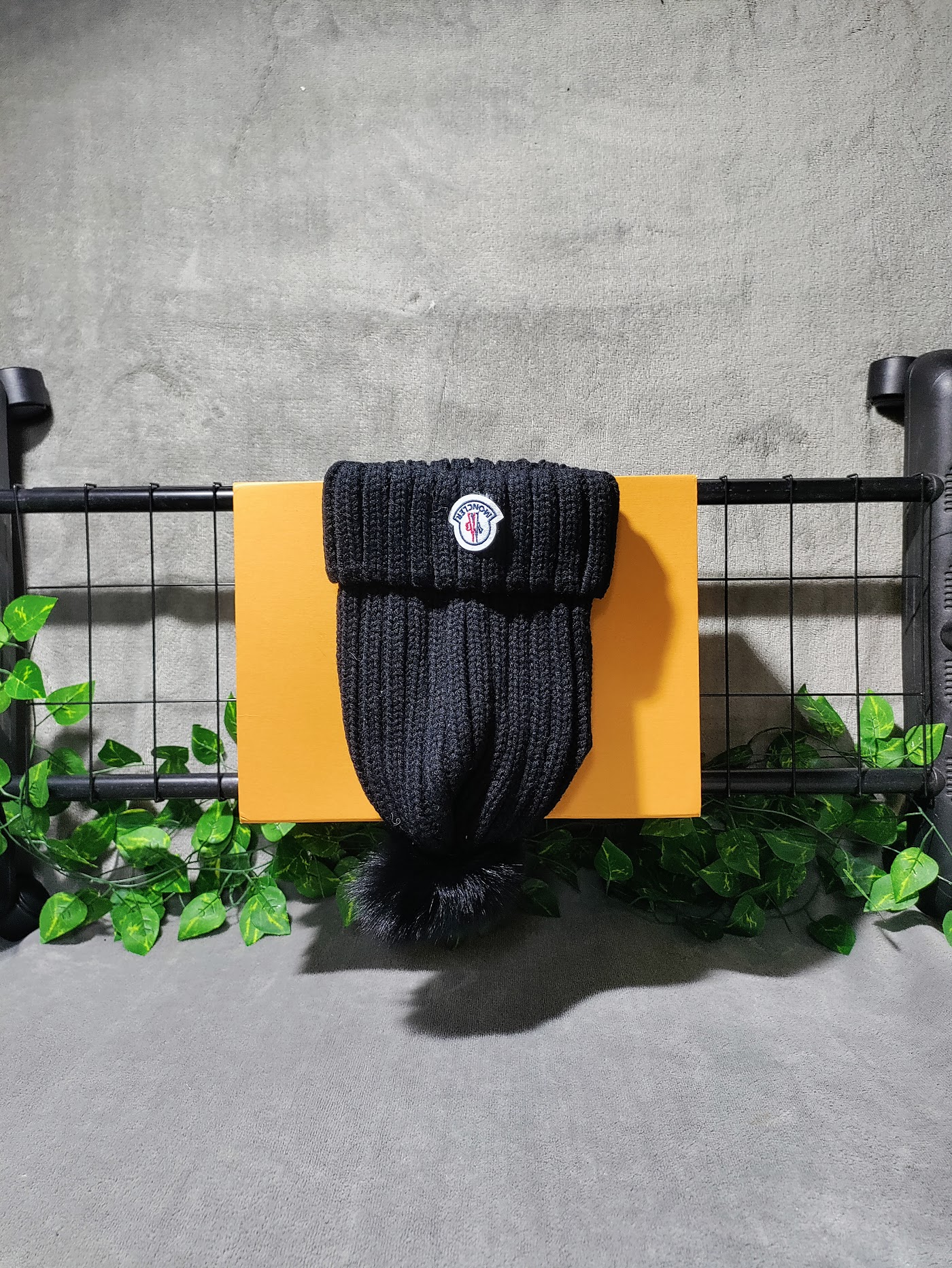 Moncler negru cu ciucure